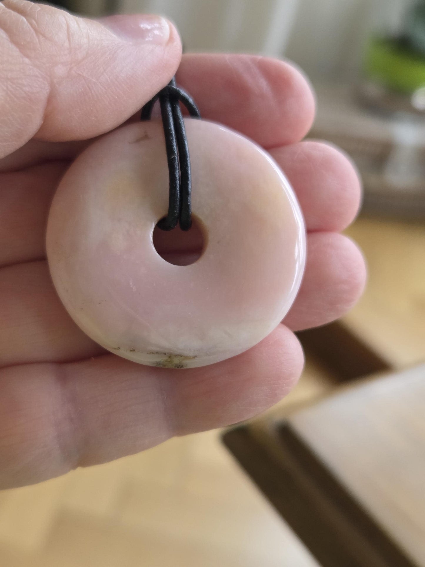 Opal aus Peru rosa Andenopal Donut Anhänger, 38 x 7 mm, gebohrt, an verstellbarem Lederband, rosa Opal, pink Opal Peru
