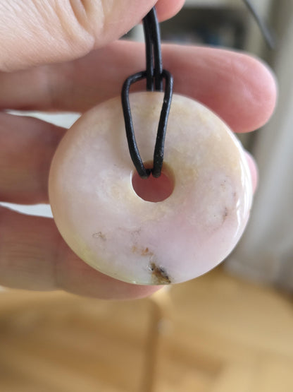Opal aus Peru rosa Andenopal Donut Anhänger, 38 x 7 mm, gebohrt, an verstellbarem Lederband, rosa Opal, pink Opal Peru