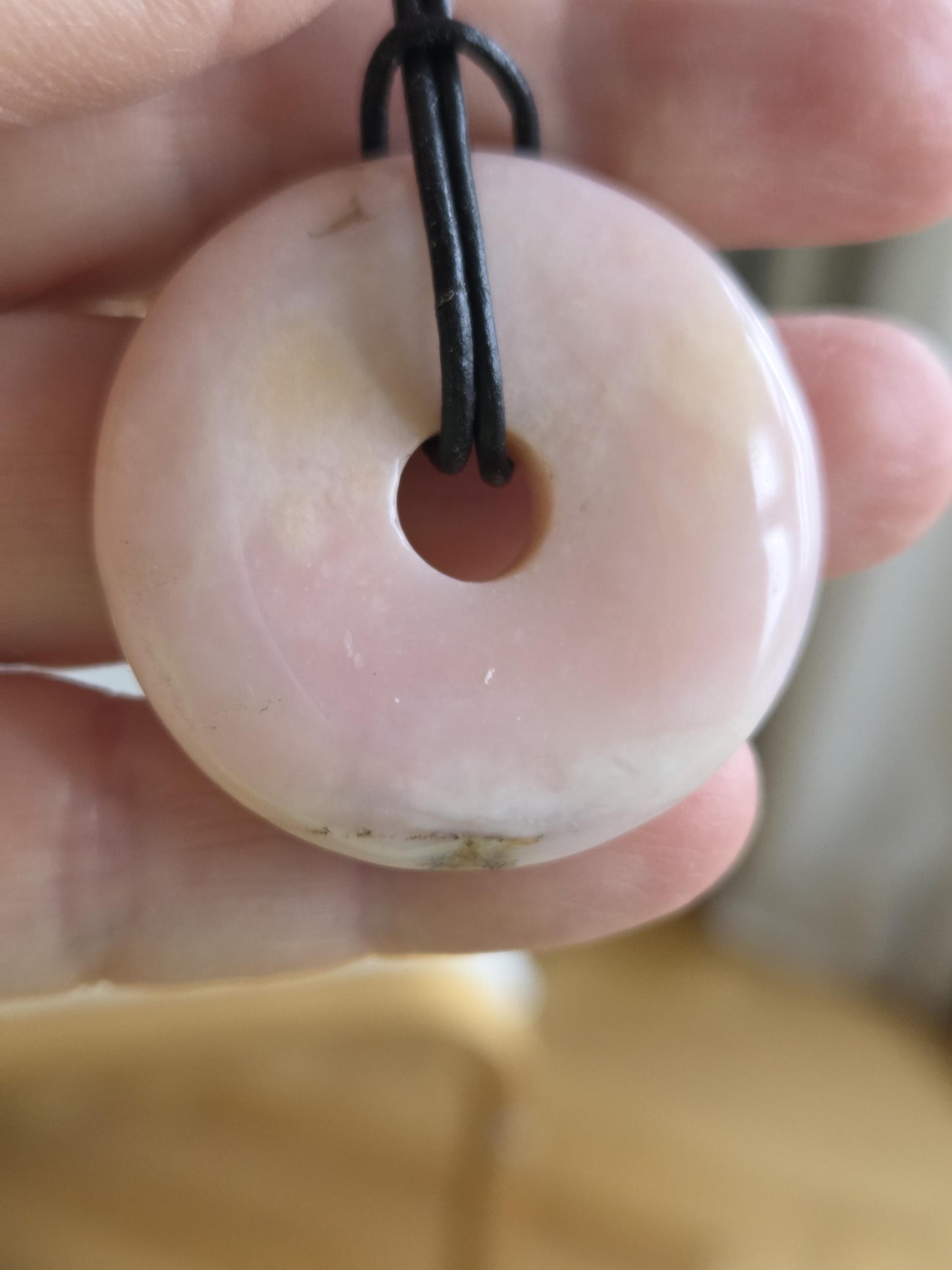 Opal aus Peru rosa Andenopal Donut Anhänger, 38 x 7 mm, gebohrt, an verstellbarem Lederband, rosa Opal, pink Opal Peru