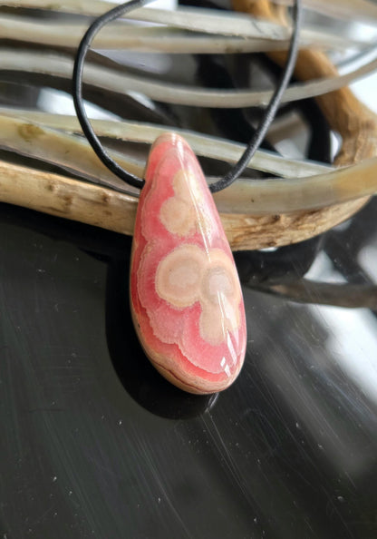 Traumhaft gezeichneter Rhodochrosit Anhänger, 40 x 18 x 8 mm, gebohrt, an verstellbarem Lederband