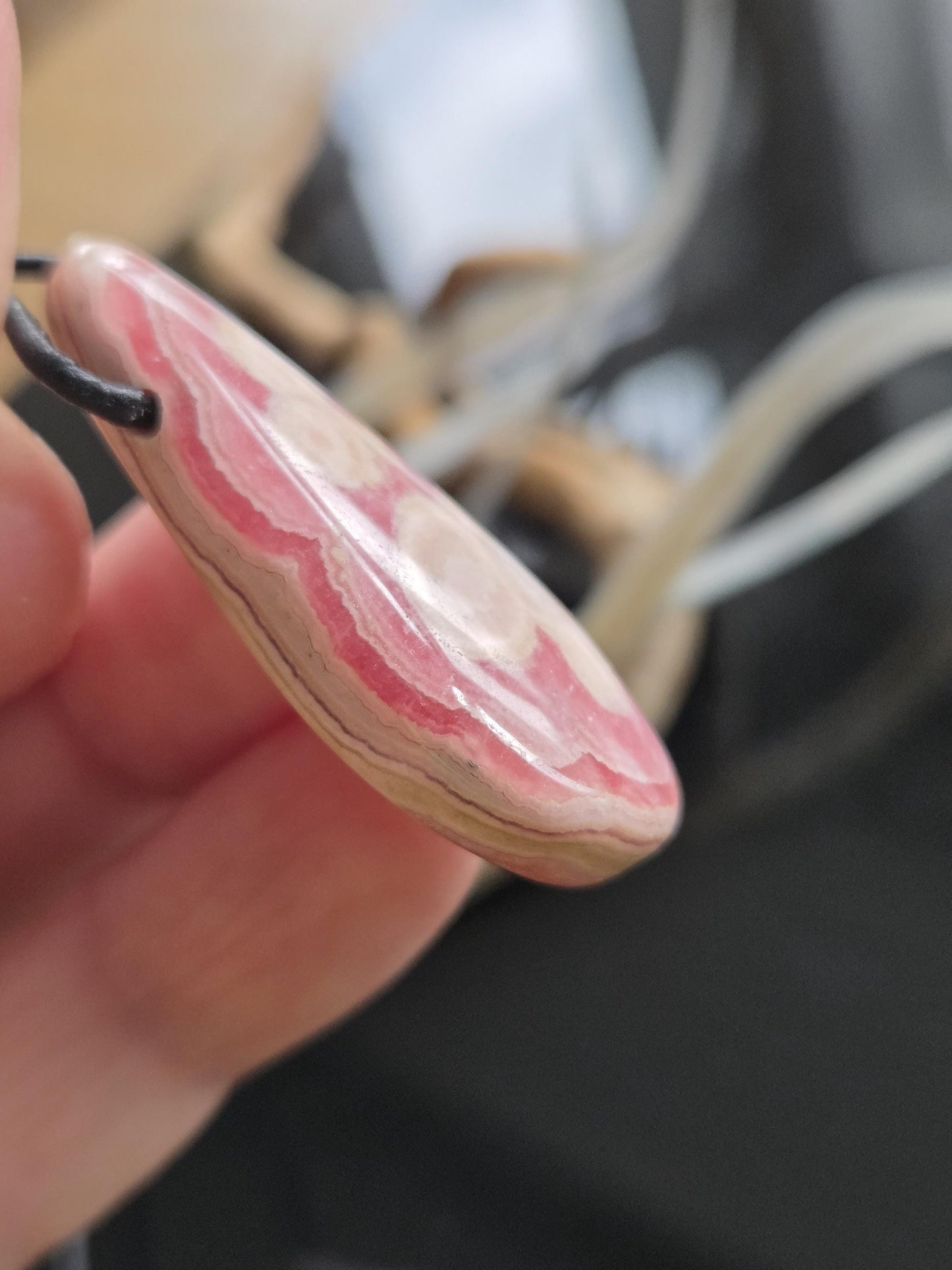 Traumhaft gezeichneter Rhodochrosit Anhänger, 40 x 18 x 8 mm, gebohrt, an verstellbarem Lederband