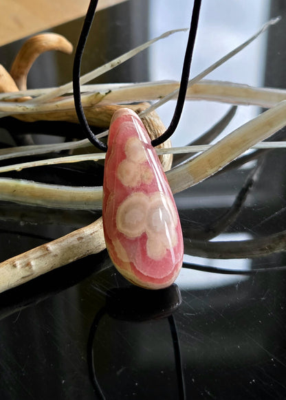 Traumhaft gezeichneter Rhodochrosit Anhänger, 40 x 18 x 8 mm, gebohrt, an verstellbarem Lederband