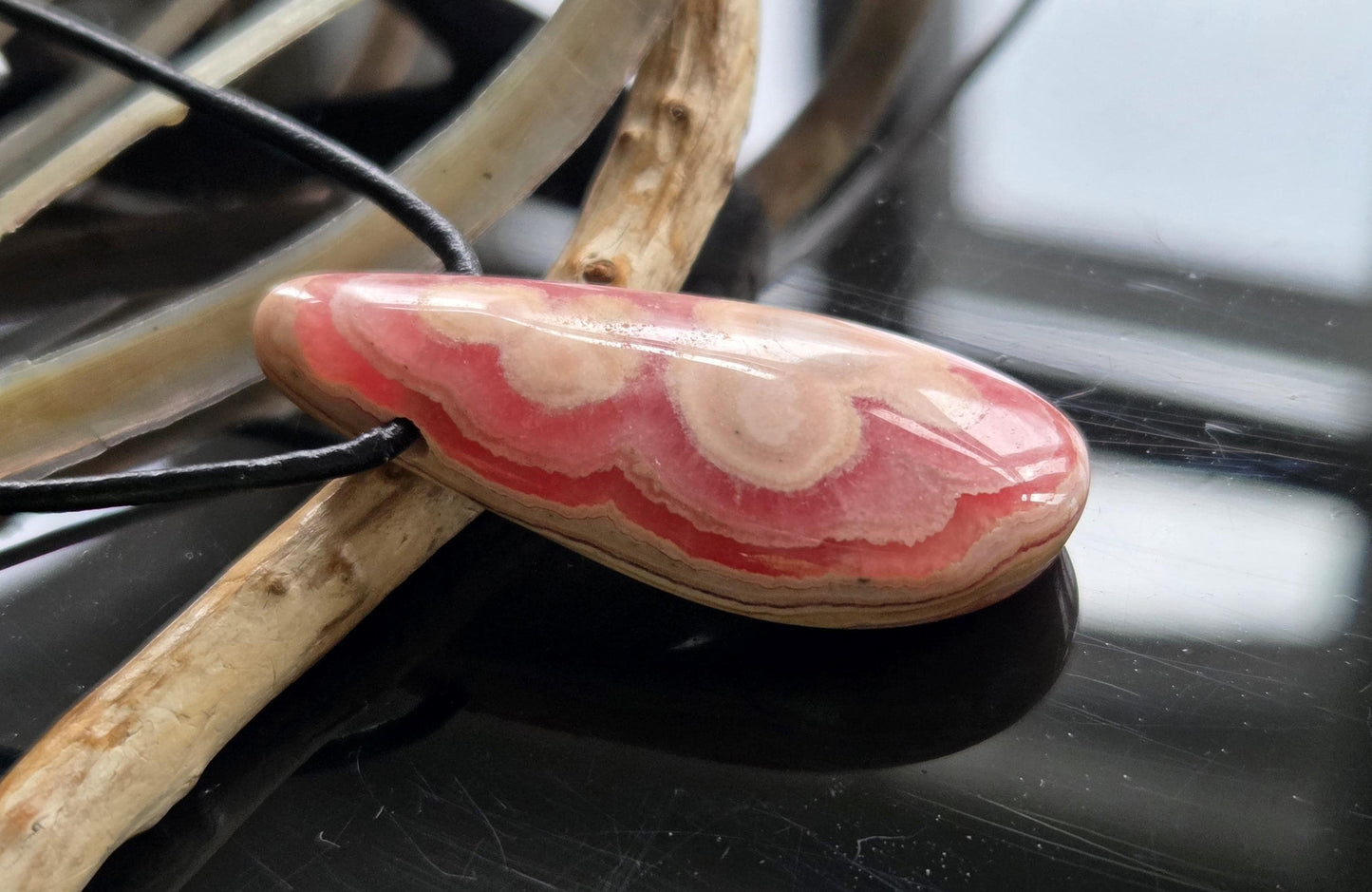 Traumhaft gezeichneter Rhodochrosit Anhänger, 40 x 18 x 8 mm, gebohrt, an verstellbarem Lederband