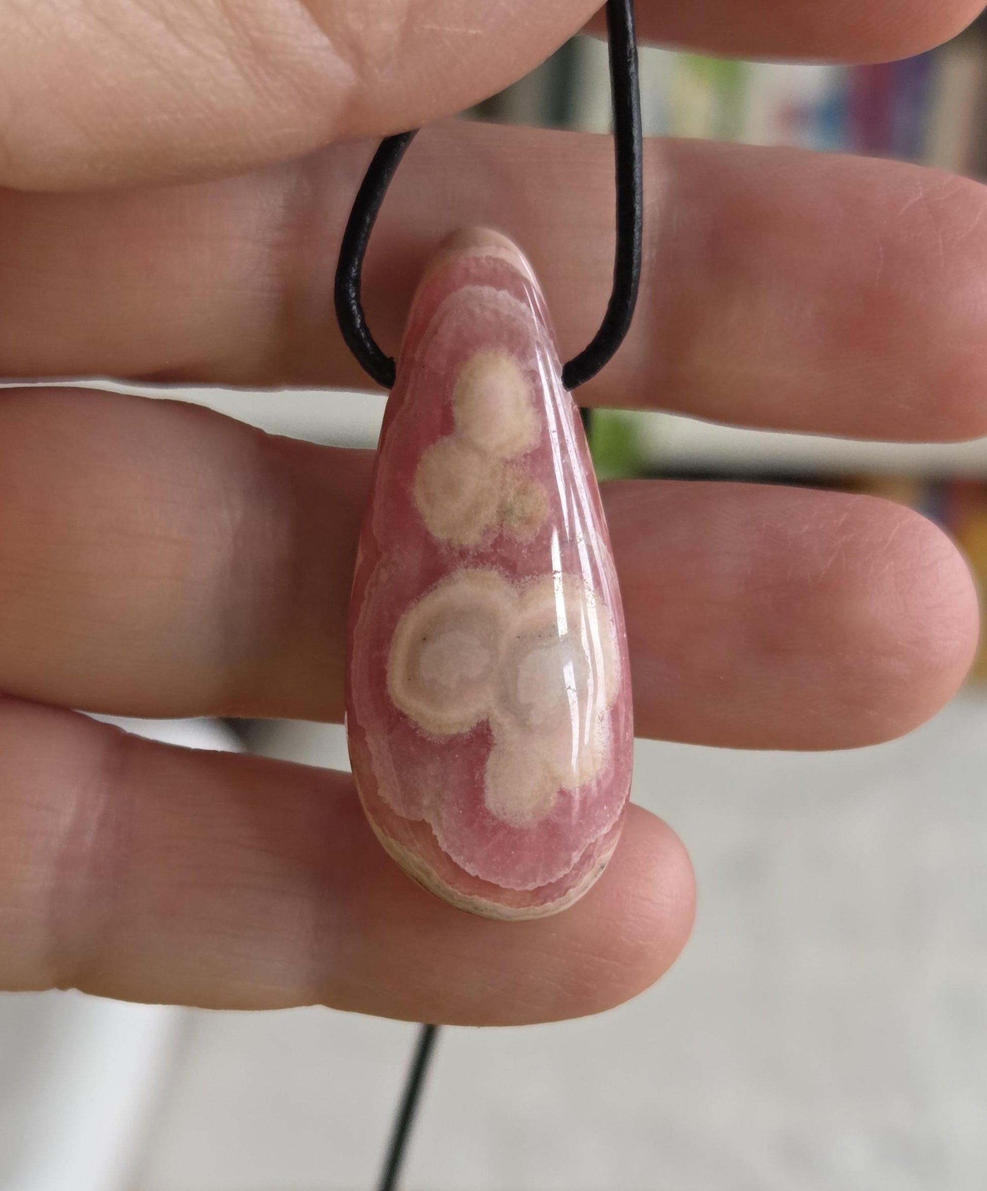Traumhaft gezeichneter Rhodochrosit Anhänger, 40 x 18 x 8 mm, gebohrt, an verstellbarem Lederband