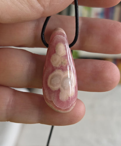 Traumhaft gezeichneter Rhodochrosit Anhänger, 40 x 18 x 8 mm, gebohrt, an verstellbarem Lederband
