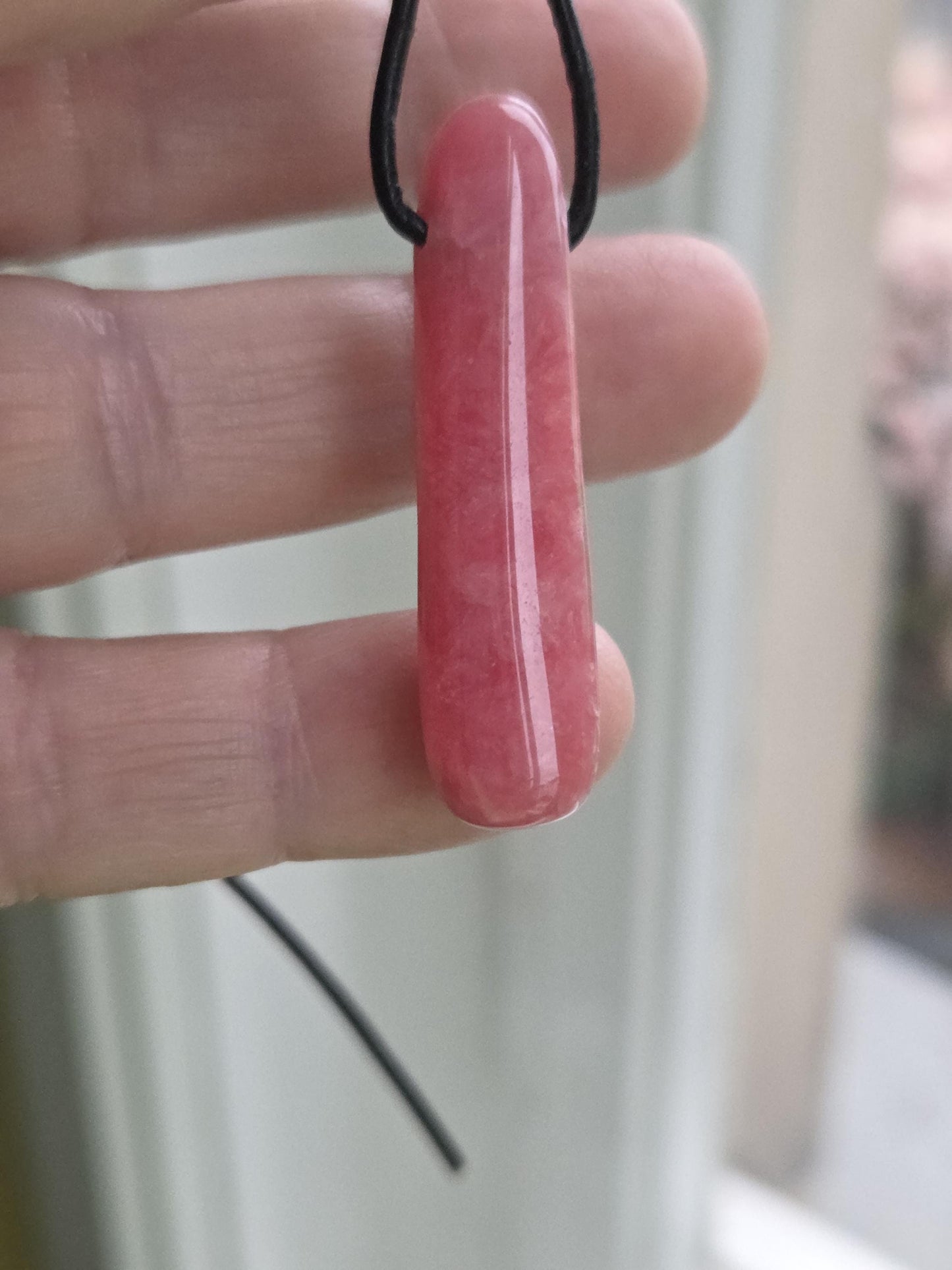 Hübscher Rhodochrosit Stäbchen Anhänger, 43 x 11 x 8 mm, gebohrt, an verstellbarem Lederband