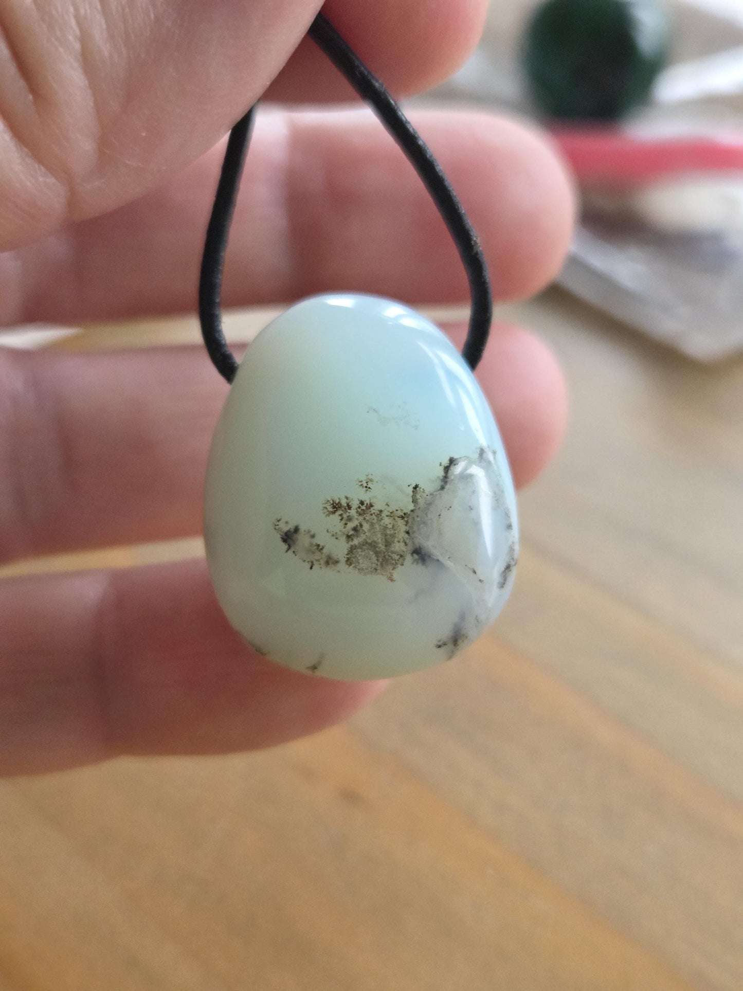 Andenopal hellblau Opal aus Peru, Anhänger, 27 x 22 x 12 mm, gebohrt, an verstellbarem Lederband