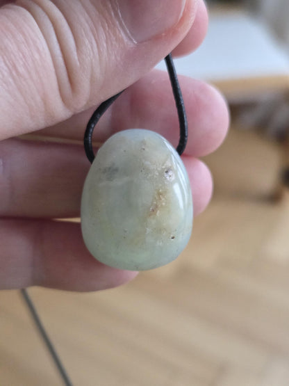 Andenopal hellblau Opal aus Peru, Anhänger, 27 x 22 x 12 mm, gebohrt, an verstellbarem Lederband