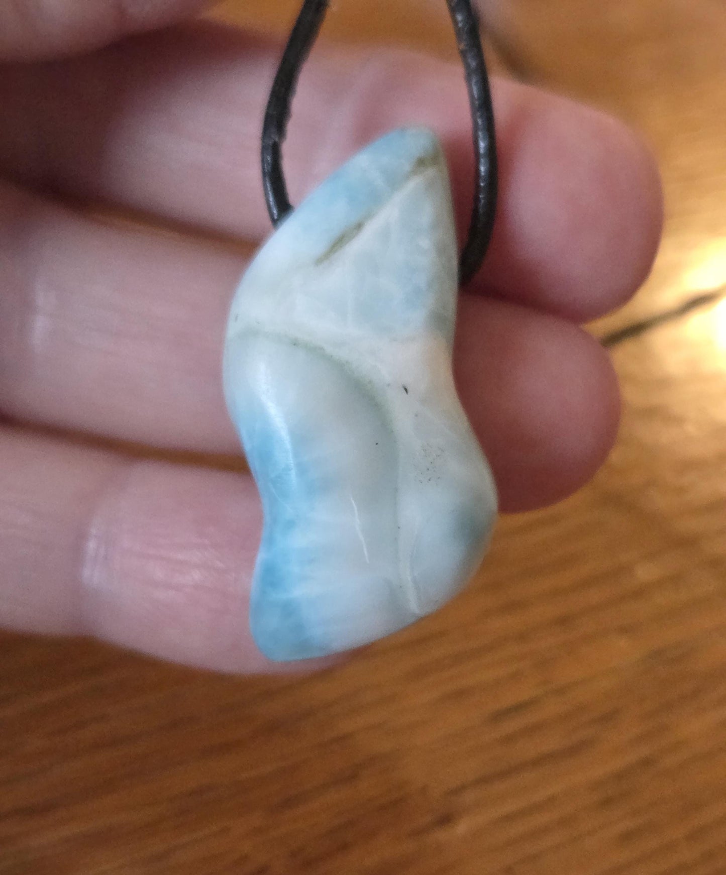 Schön gezeichneter Larimar, Atlantis Stein Anhänger, 38 x 17 x 11 mm, gebohrt, Larimar Anhänger, gebohrt, an verstellbarem Lederband