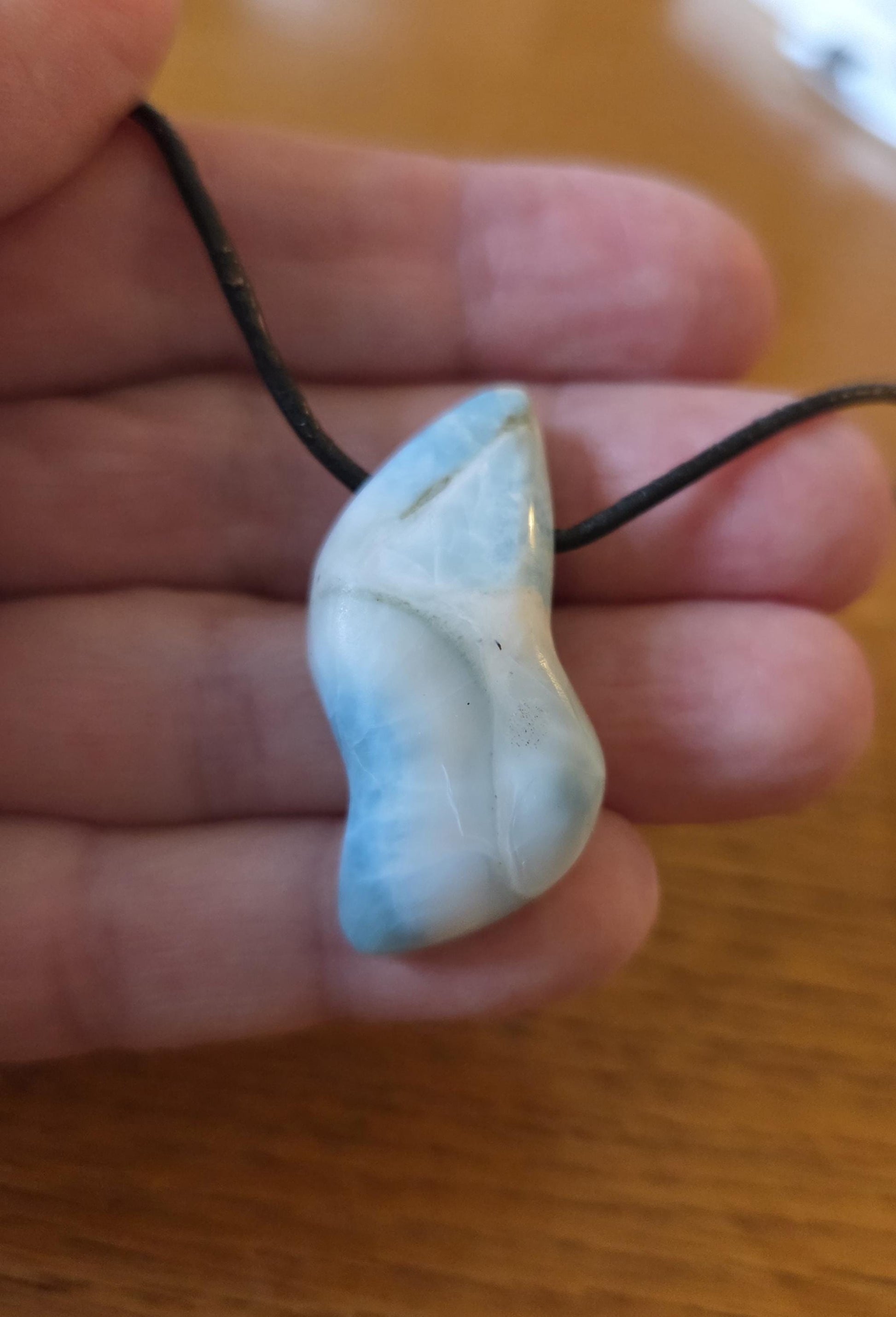 Schön gezeichneter Larimar, Atlantis Stein Anhänger, 38 x 17 x 11 mm, gebohrt, Larimar Anhänger, gebohrt, an verstellbarem Lederband