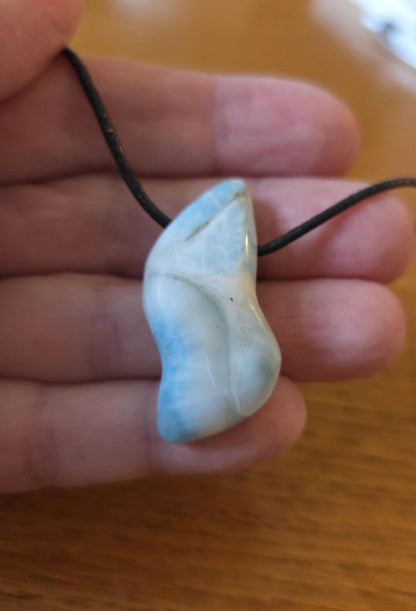 Schön gezeichneter Larimar, Atlantis Stein Anhänger, 38 x 17 x 11 mm, gebohrt, Larimar Anhänger, gebohrt, an verstellbarem Lederband
