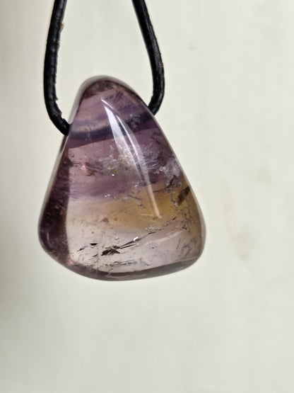 Feiner Ametrin, Amethyst mit Citrin, Anhänger, 28 x 24 x 11 mm, gebohrt, an verstellbarem Lederband
