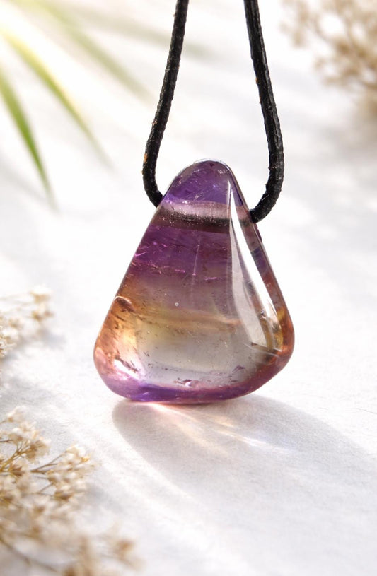 Feiner Ametrin, Amethyst mit Citrin, Anhänger, 28 x 24 x 11 mm, gebohrt, an verstellbarem Lederband
