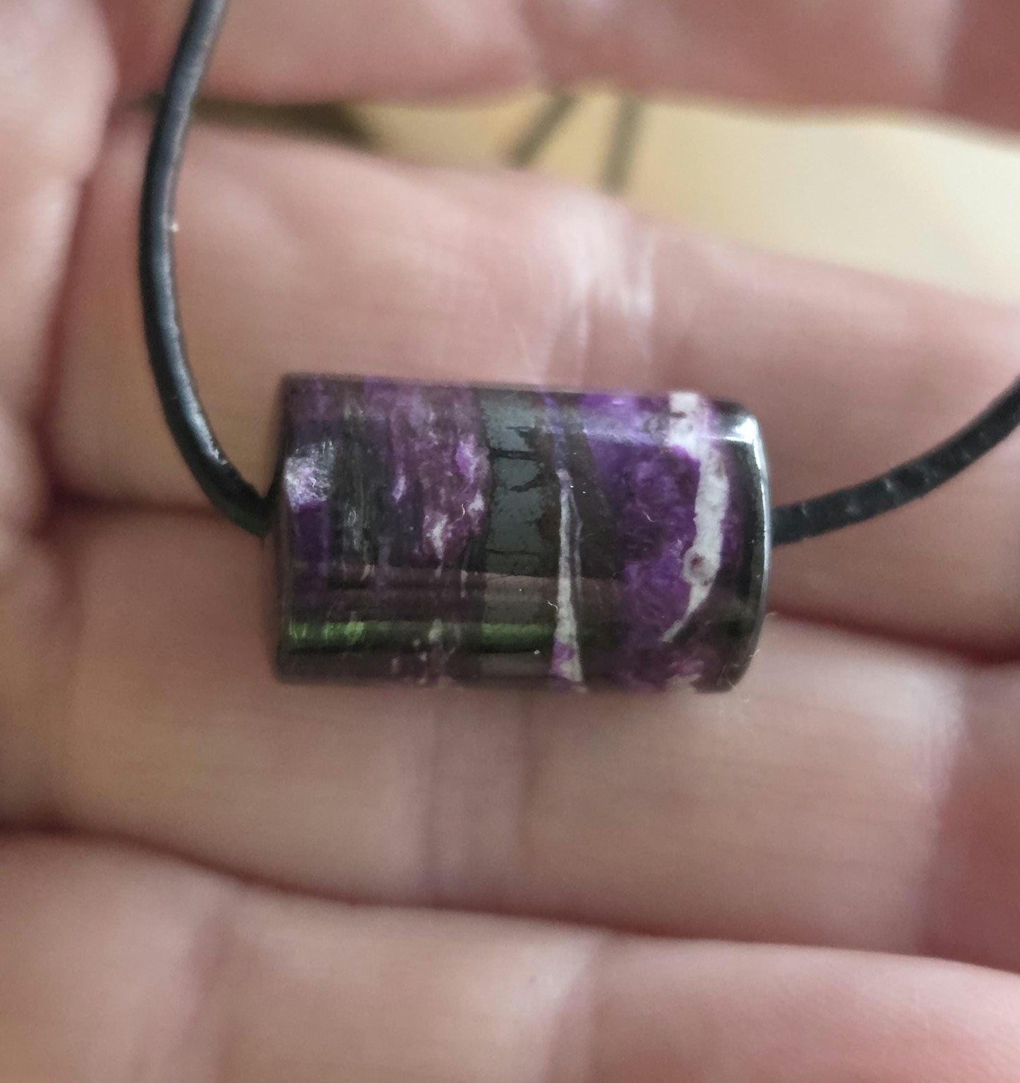 Seltener kostbarer Sugilith Tönnchen Anhänger , 12 x 19 x 12 mm, gebohrt, an verstellbarem Lederband