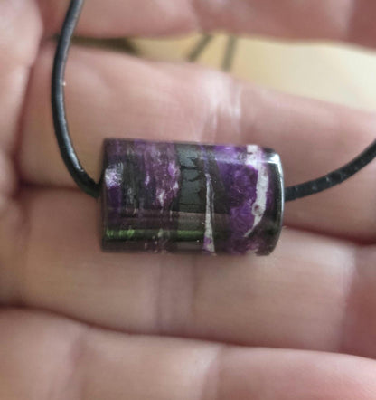 Seltener kostbarer Sugilith Tönnchen Anhänger , 12 x 19 x 12 mm, gebohrt, an verstellbarem Lederband