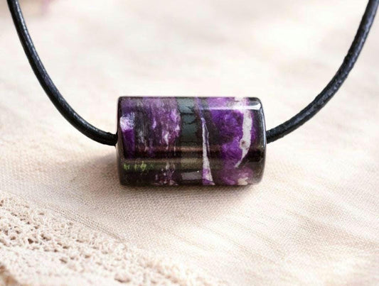 Seltener kostbarer Sugilith Tönnchen Anhänger , 12 x 19 x 12 mm, gebohrt, an verstellbarem Lederband