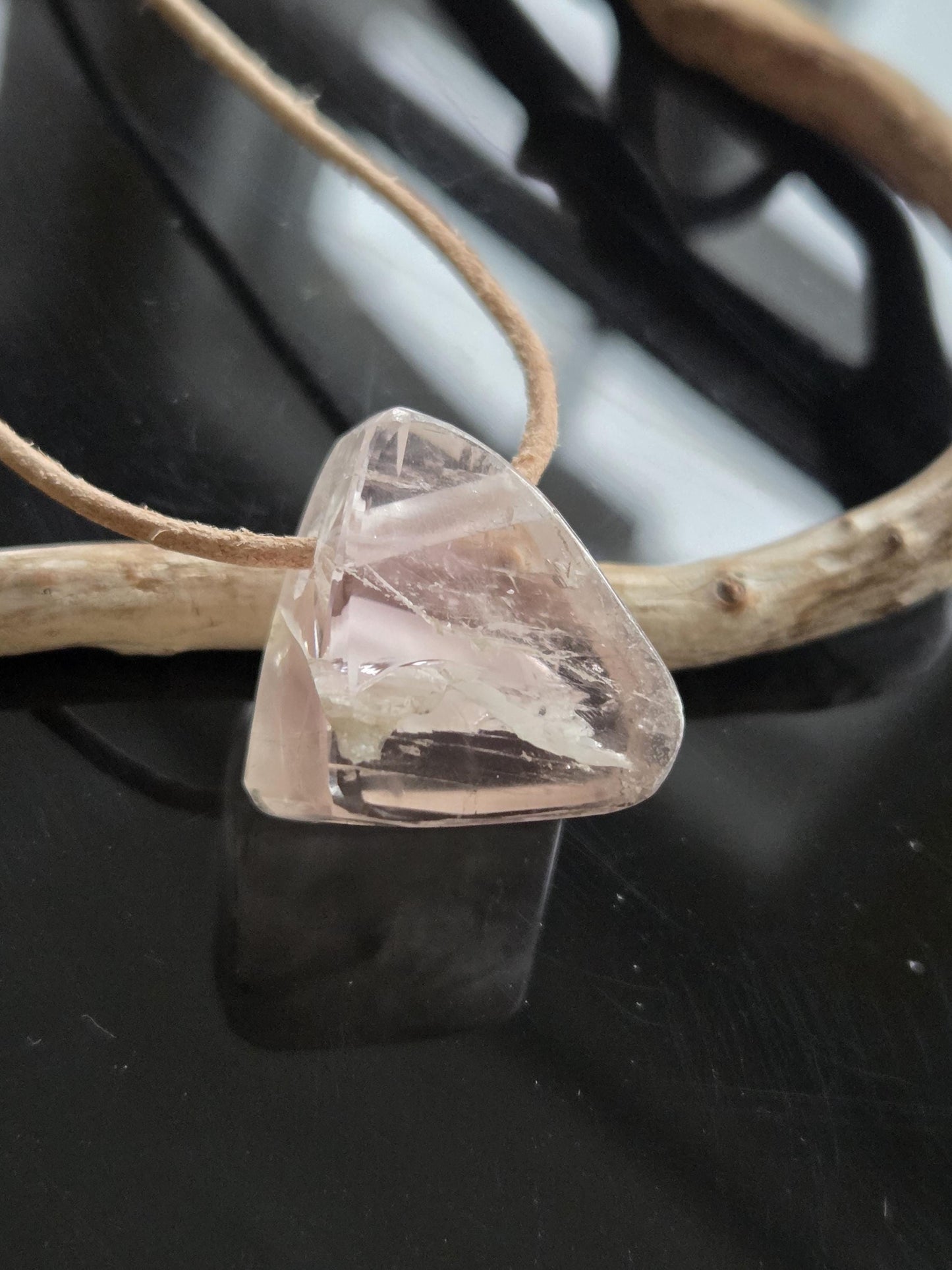 Kunzit Kristall Anhänger mit fantastischem Innenleben, 23 x 20 x 16 mm, gebohrt, an verstellbarem Lederband