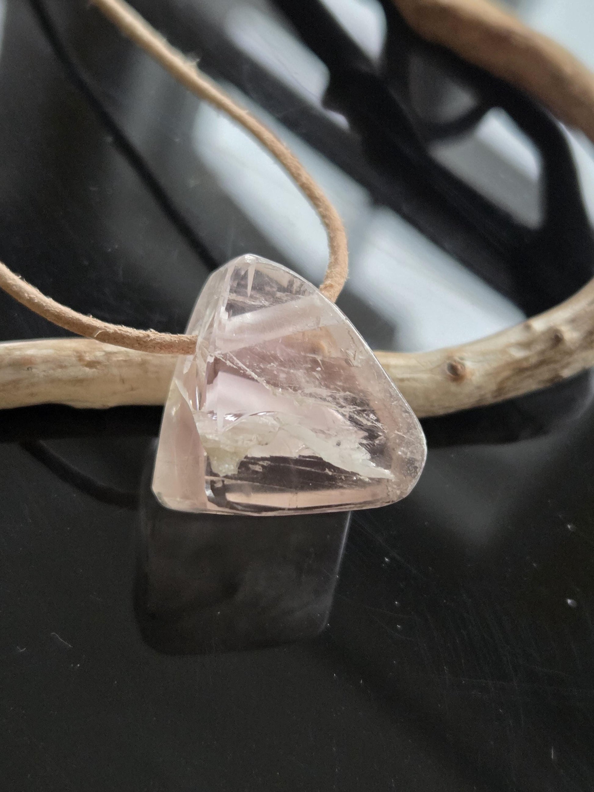 Kunzit Kristall Anhänger mit fantastischem Innenleben, 23 x 20 x 16 mm, gebohrt, an verstellbarem Lederband