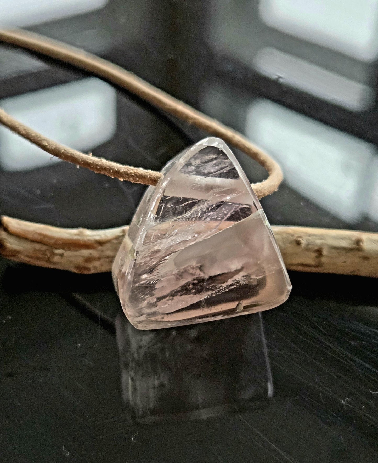 Kunzit Kristall Anhänger mit fantastischem Innenleben, 23 x 20 x 16 mm, gebohrt, an verstellbarem Lederband