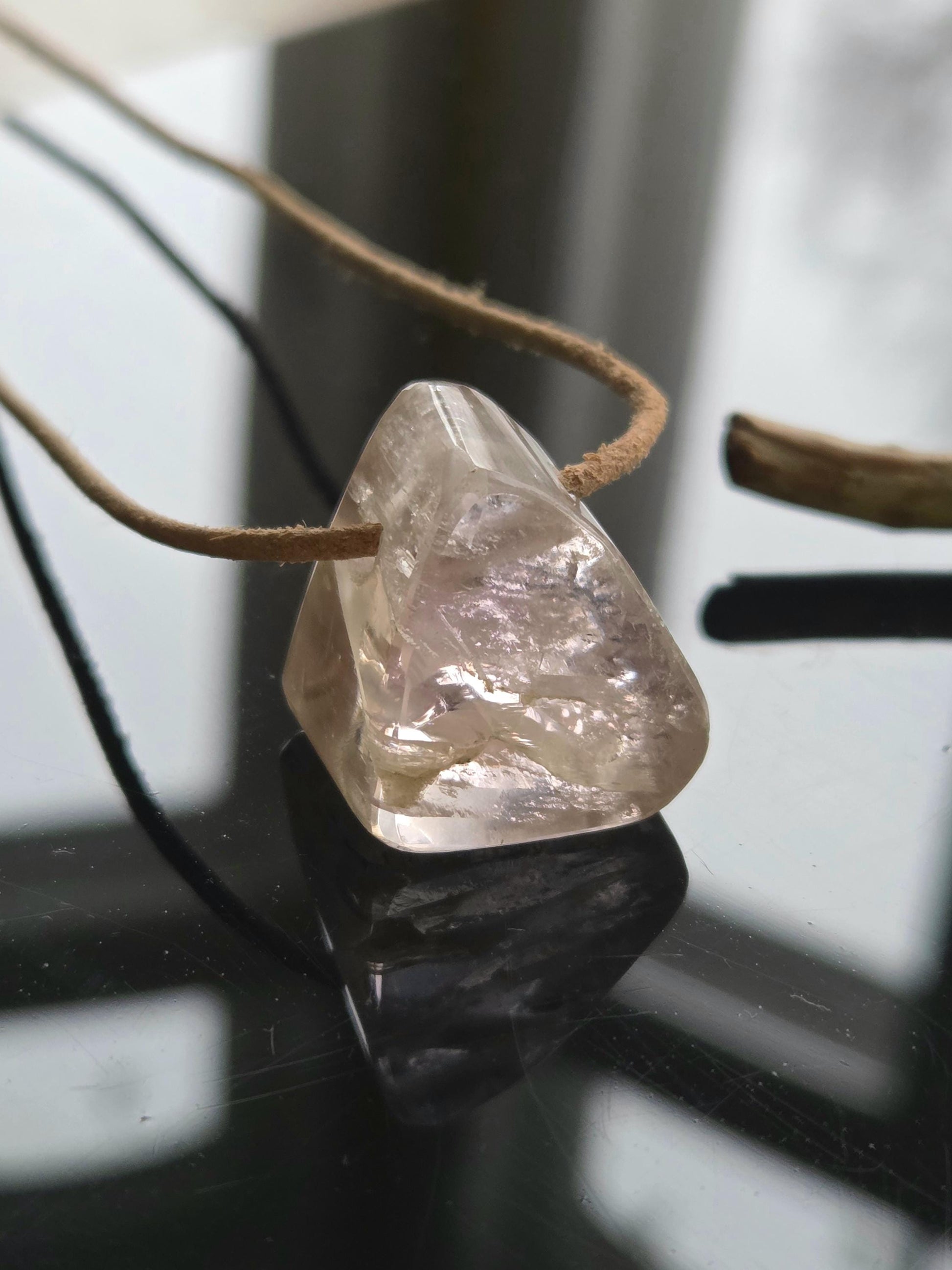 Kunzit Kristall Anhänger mit fantastischem Innenleben, 23 x 20 x 16 mm, gebohrt, an verstellbarem Lederband
