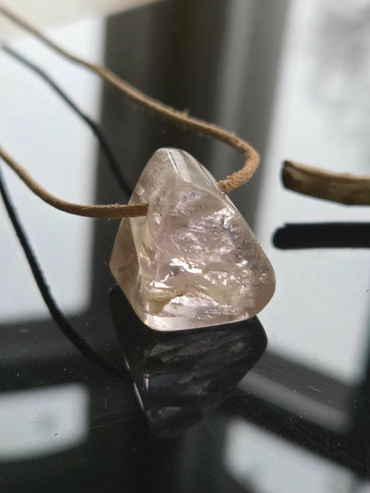 Kunzit Kristall Anhänger mit fantastischem Innenleben, 23 x 20 x 16 mm, gebohrt, an verstellbarem Lederband