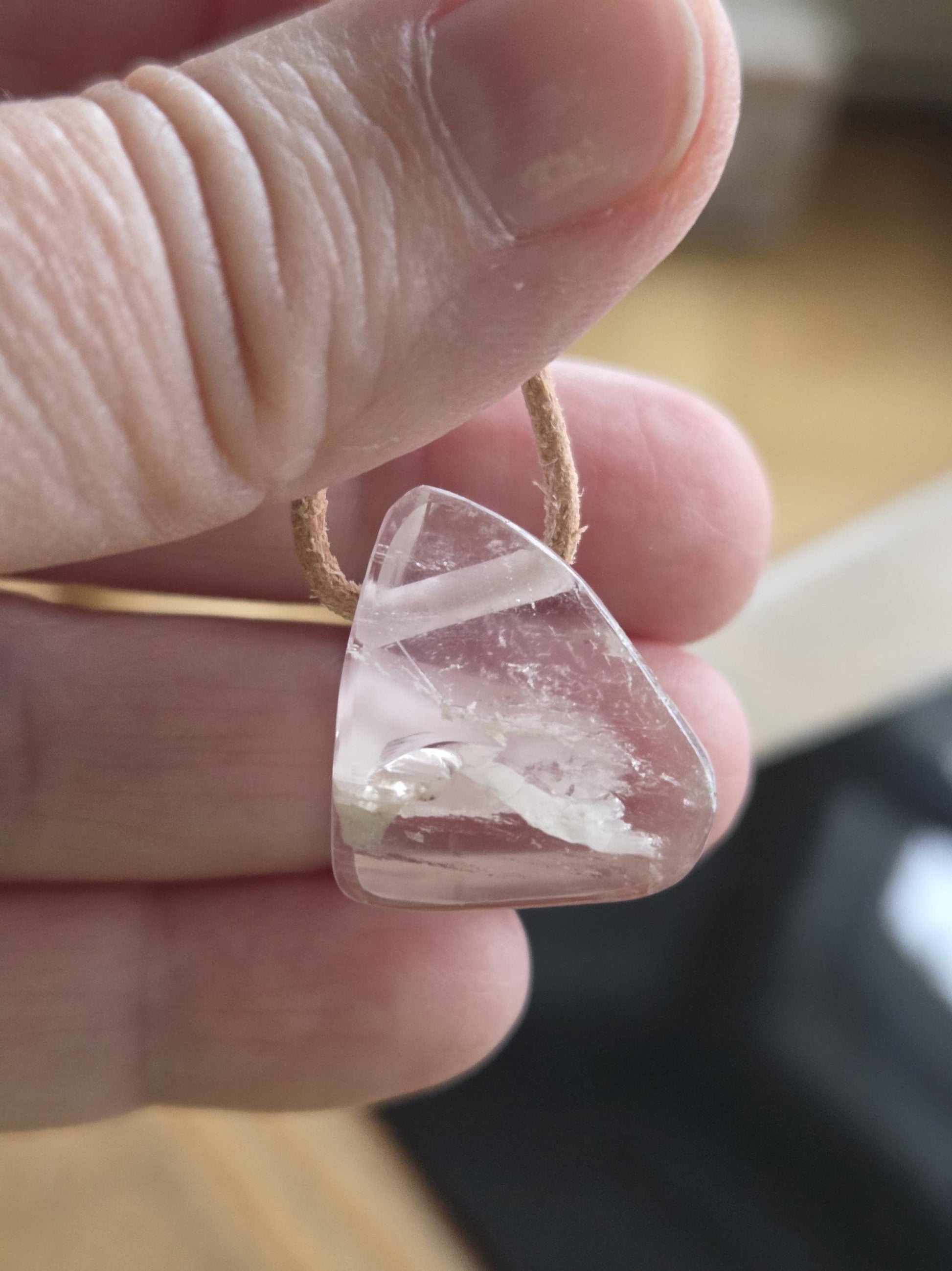 Kunzit Kristall Anhänger mit fantastischem Innenleben, 23 x 20 x 16 mm, gebohrt, an verstellbarem Lederband