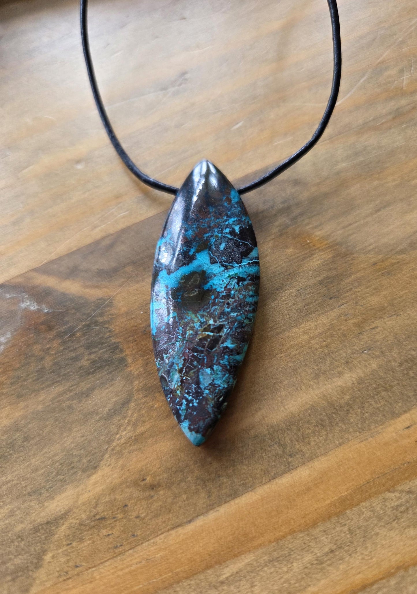 Chrysokoll Navetteförmig Anhänger, 53 x 20 x 8 mm, gebohrt, an verstellbarem Lederband