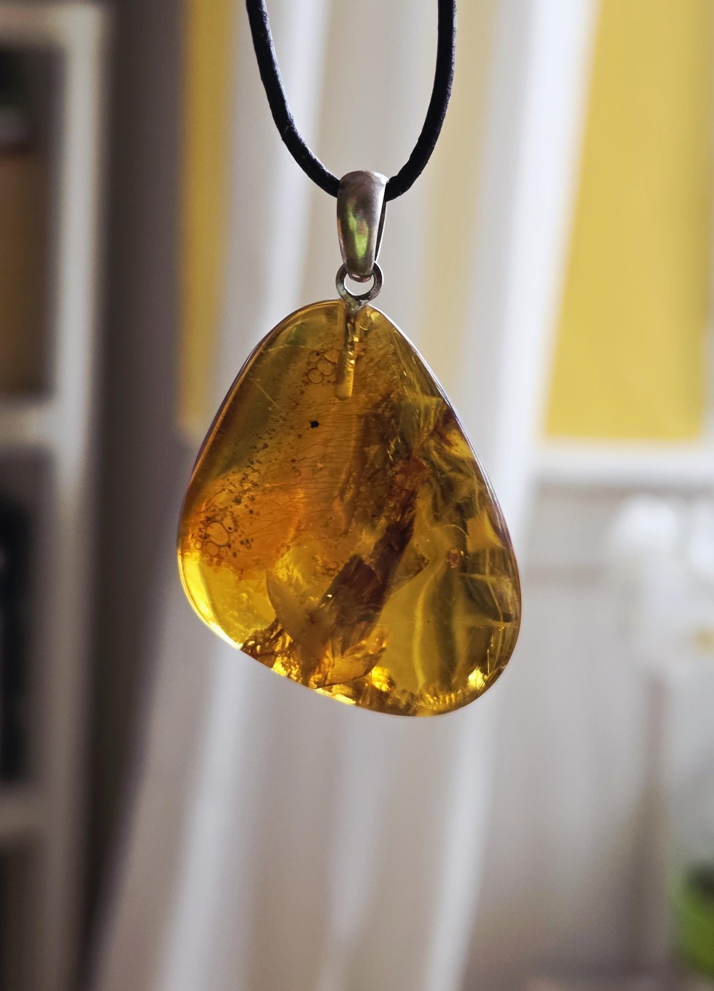 Baltischer Bernstein Anhänger, mit Einschlüssen von Blüten Bernstein Amulett, 43 x 30 x 10 mm, 925er Silberöse, an verstellbarem Lederband