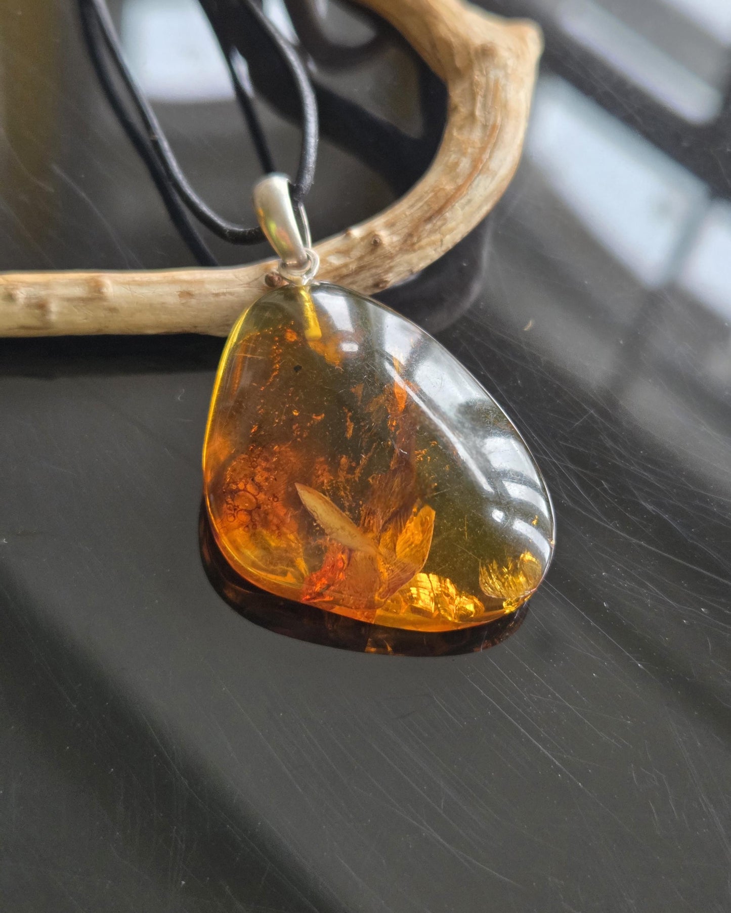 Baltischer Bernstein Anhänger, mit Einschlüssen von Blüten Bernstein Amulett, 43 x 30 x 10 mm, 925er Silberöse, an verstellbarem Lederband