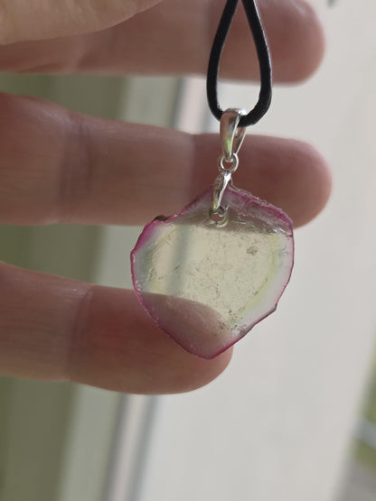 Zartes feines Wassermelonen Turmalin Scheibchen, gebohrt, an 925er SilberÖse, an verstellbarem Lederband