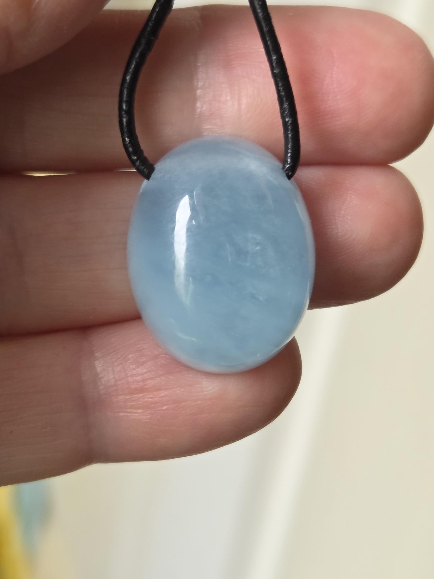 Kleiner Aquamarin Cabochon Anhänger, 24 x 19 x 15 mm, gebohrt, an verstellbarem Lederband