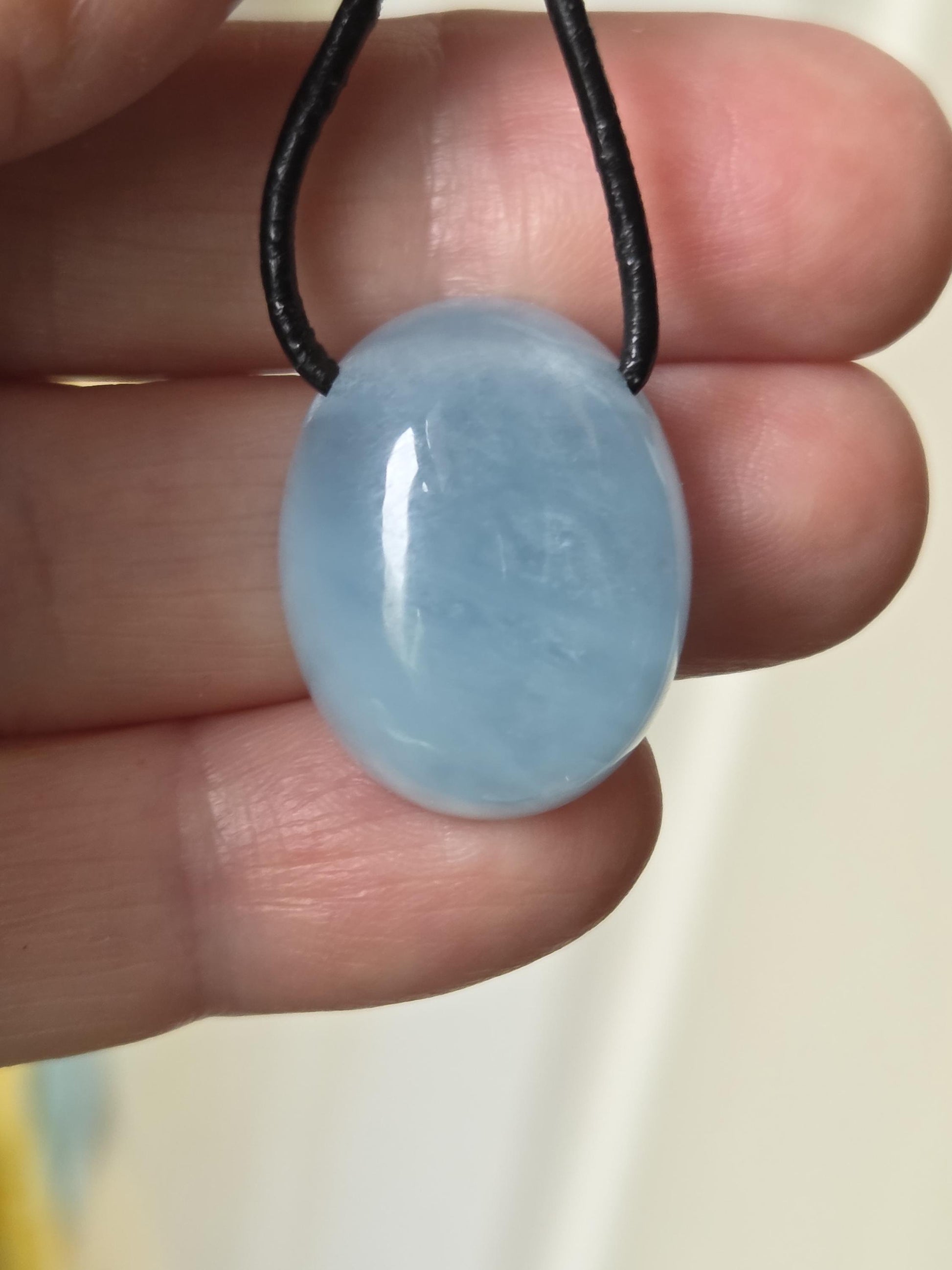 Kleiner Aquamarin Cabochon Anhänger, 24 x 19 x 15 mm, gebohrt, an verstellbarem Lederband