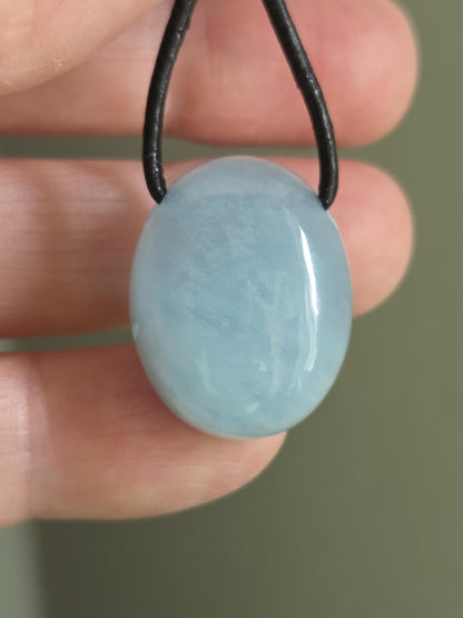 Kleiner Aquamarin Cabochon Anhänger, 24 x 19 x 15 mm, gebohrt, an verstellbarem Lederband