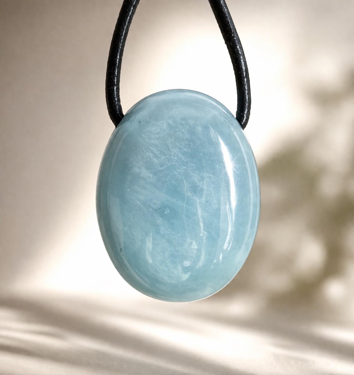 Kleiner Aquamarin Cabochon Anhänger, 24 x 19 x 15 mm, gebohrt, an verstellbarem Lederband