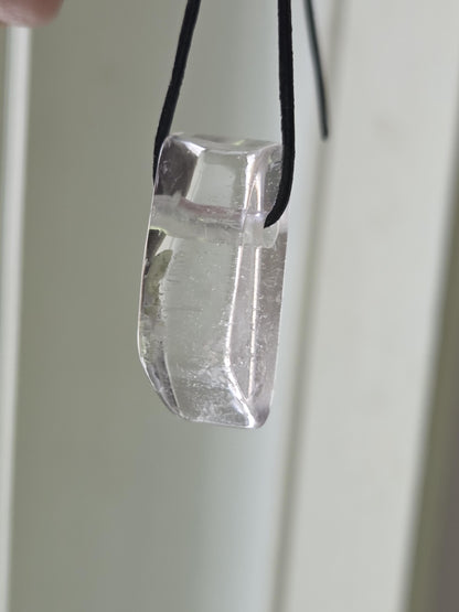 Großer wunderschöner Kunzit Kristall Anhänger, 37 x 15 x 16 mm, gebohrt, an verstellbarem Lederband