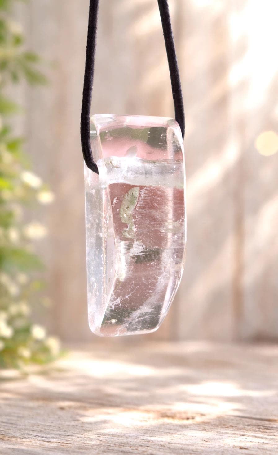Großer wunderschöner Kunzit Kristall Anhänger, 37 x 15 x 16 mm, gebohrt, an verstellbarem Lederband
