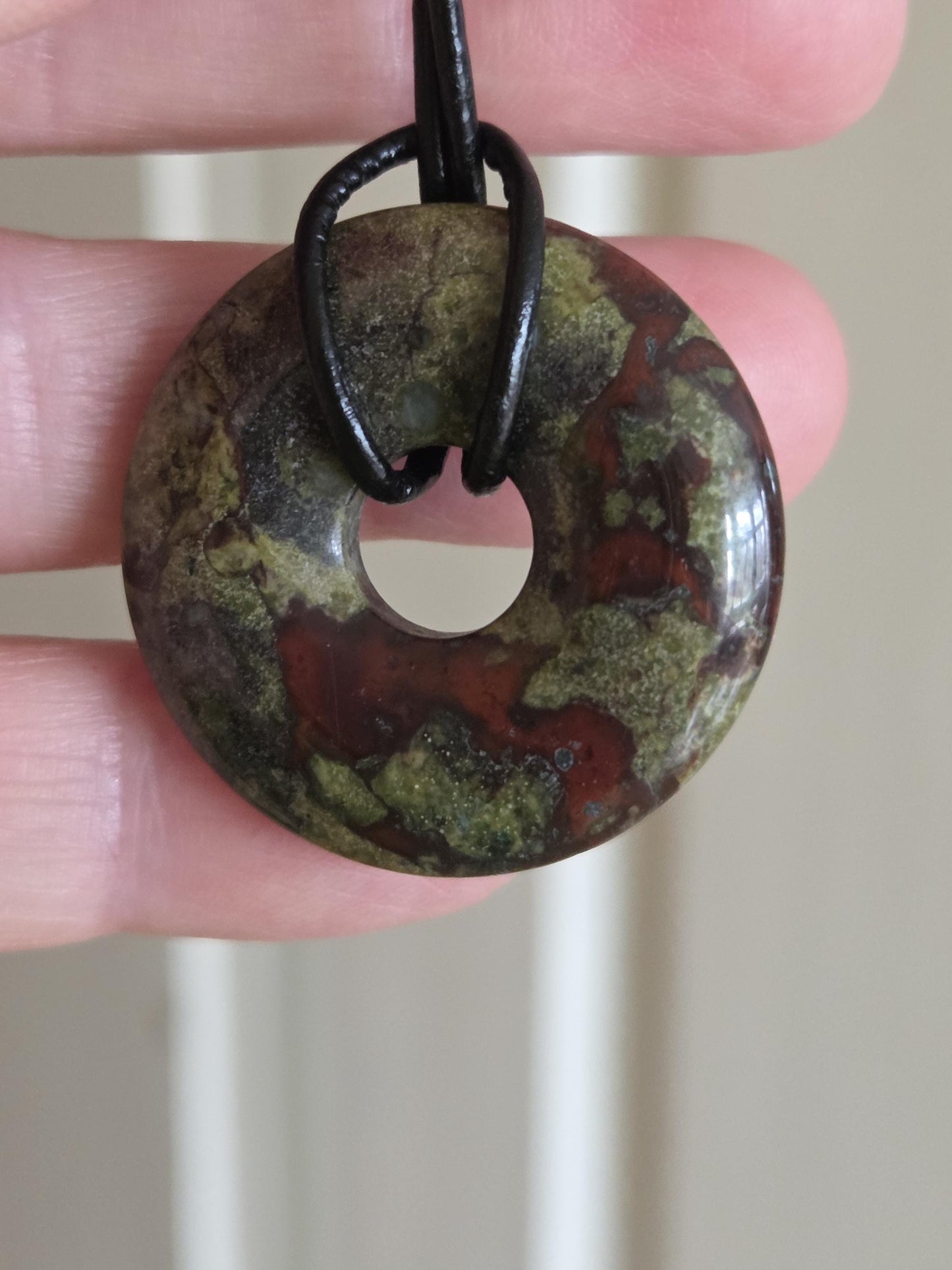 Drachenblut Jaspis, Drachenblut Stein, Donut Anhänger 30 x 6 mm, an verstellbarem Lederband