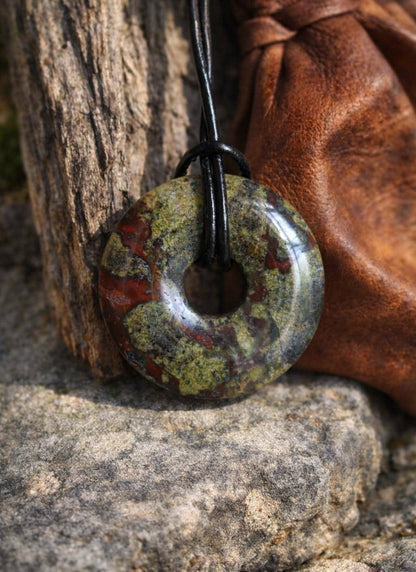 Drachenblut Jaspis, Drachenblut Stein, Donut Anhänger 30 x 6 mm, an verstellbarem Lederband