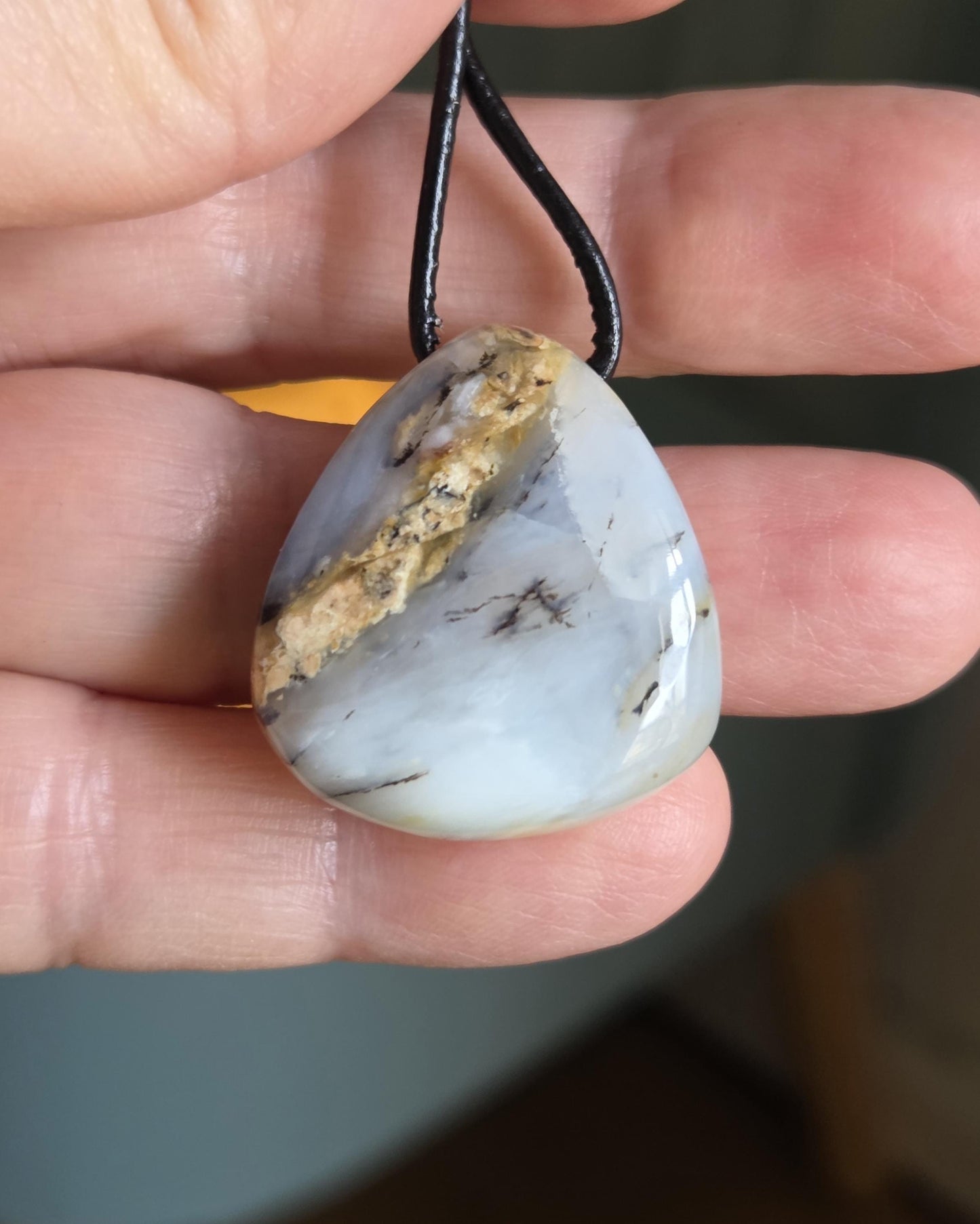 Andenopal hellgrün hellblau beige, Chrysopal Anhänger, 28 x 26 x 11 mm, gebohrt, an verstellbarem Lederband