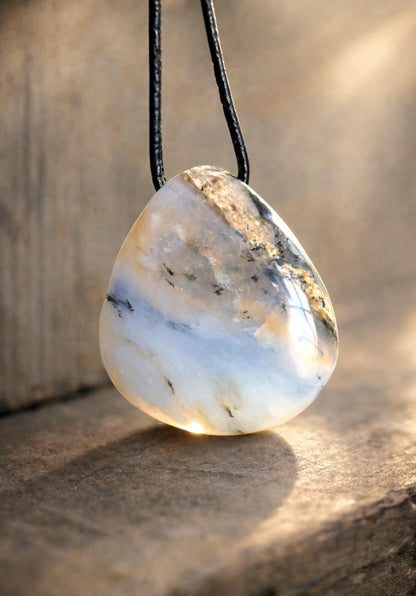 Andenopal hellgrün hellblau beige, Chrysopal Anhänger, 28 x 26 x 11 mm, gebohrt, an verstellbarem Lederband
