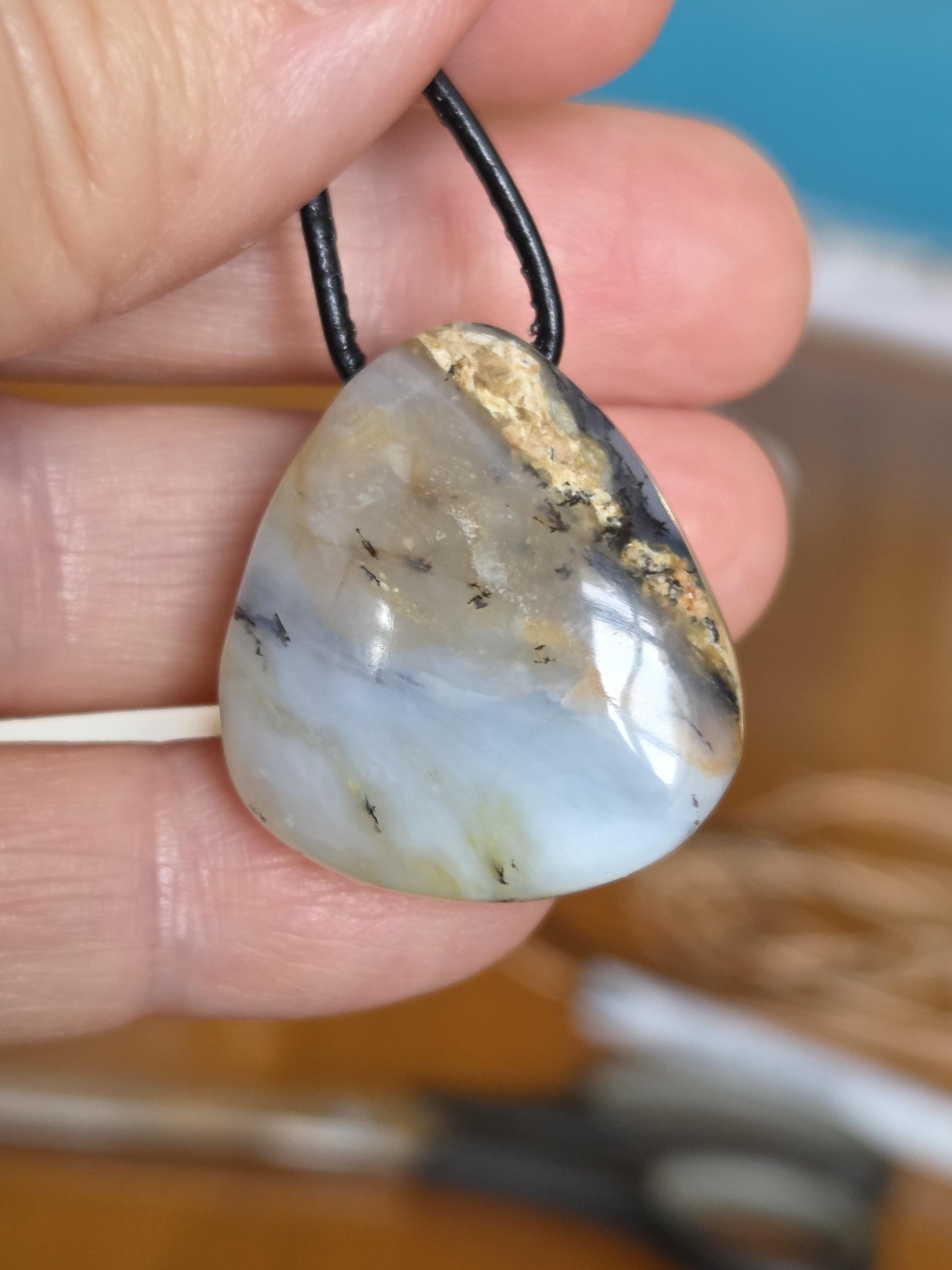 Andenopal hellgrün hellblau beige, Chrysopal Anhänger, 28 x 26 x 11 mm, gebohrt, an verstellbarem Lederband
