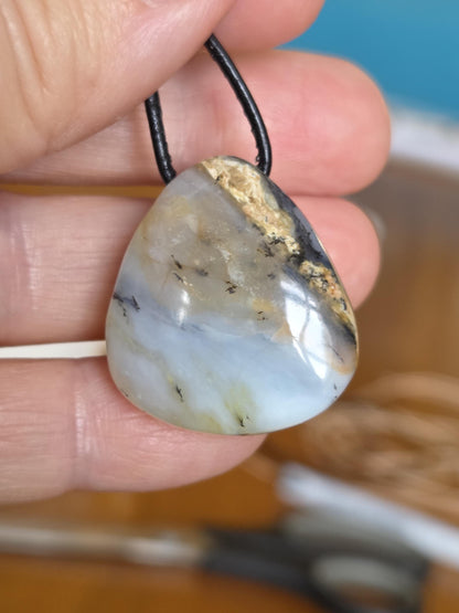 Andenopal hellgrün hellblau beige, Chrysopal Anhänger, 28 x 26 x 11 mm, gebohrt, an verstellbarem Lederband