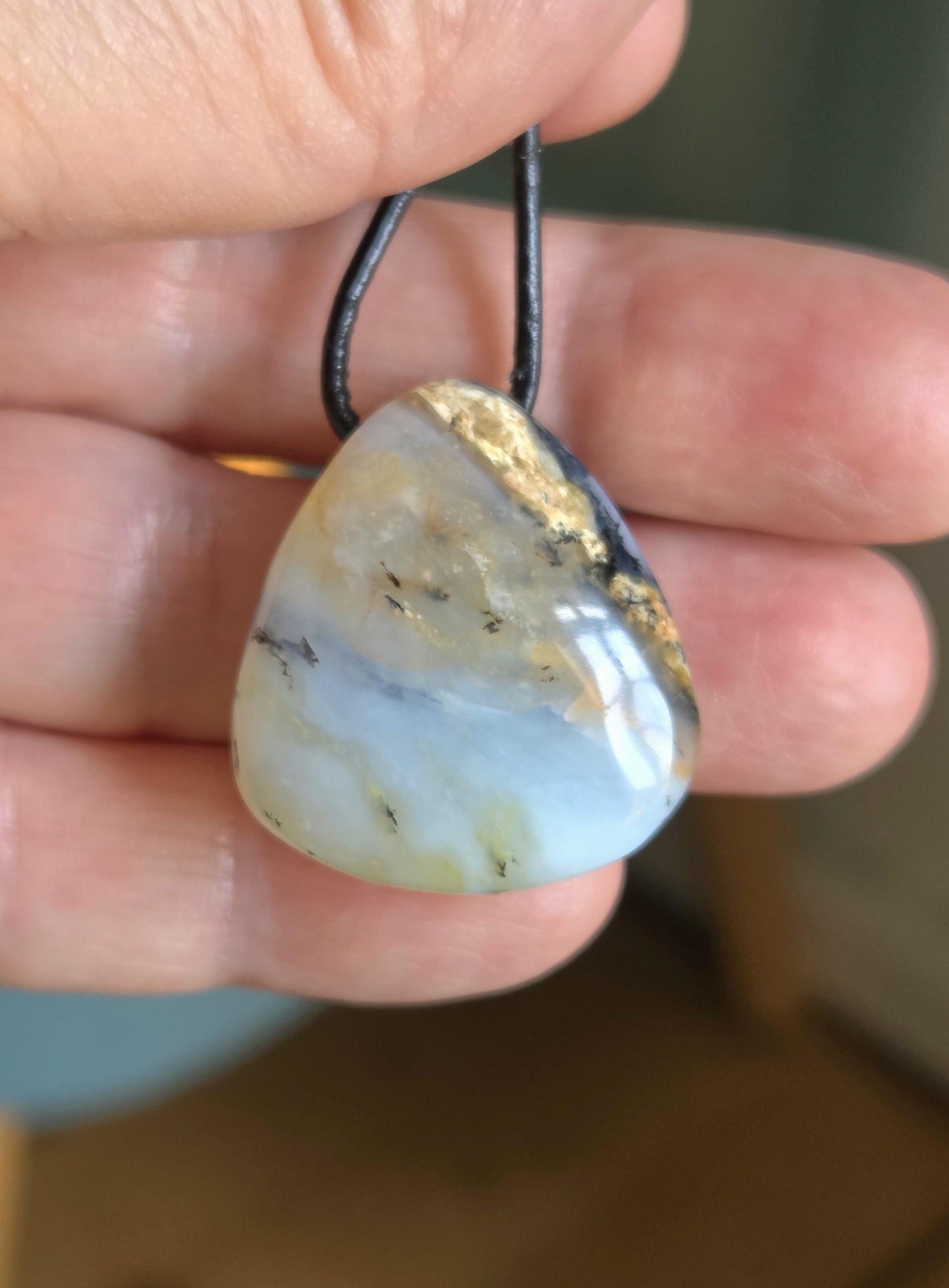 Andenopal hellgrün hellblau beige, Chrysopal Anhänger, 28 x 26 x 11 mm, gebohrt, an verstellbarem Lederband