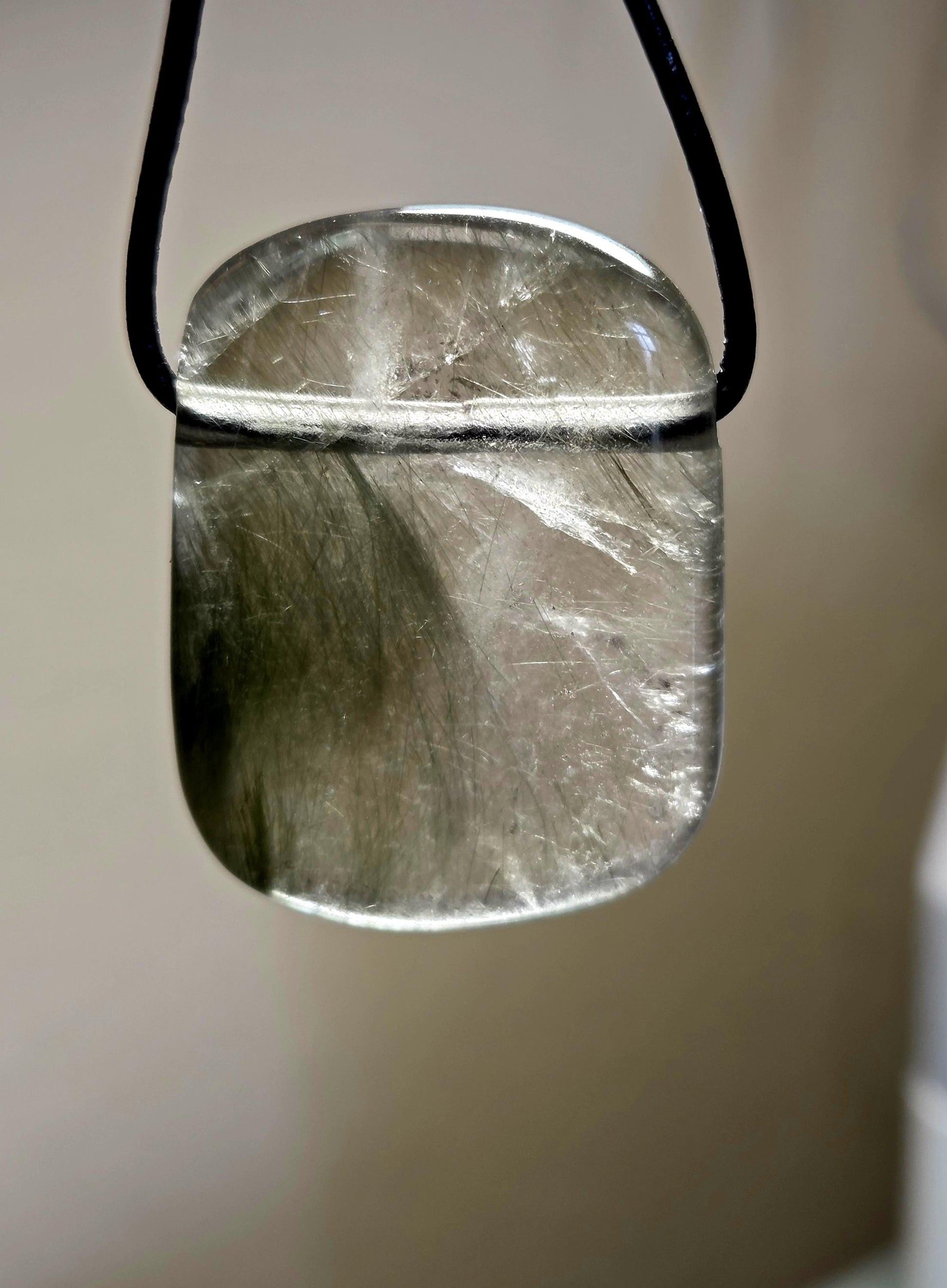 Aktinolith Rutil in Rauchquarz Quarz Grüner Rutilquarz Anhänger, 40 x 30 x 9 mm, gebohrt, an verstellbarem Lederband