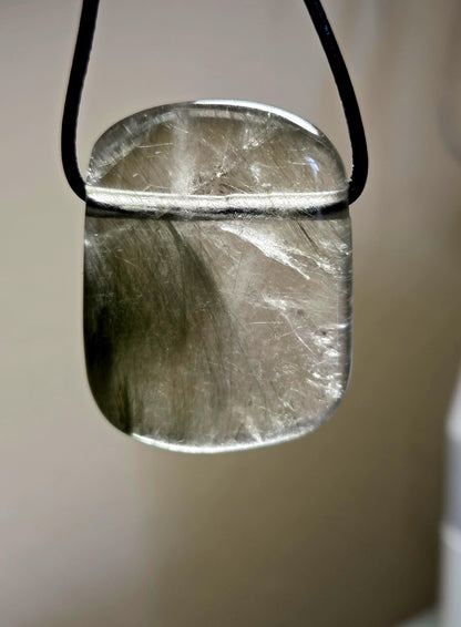 Aktinolith Rutil in Rauchquarz Quarz Grüner Rutilquarz Anhänger, 40 x 30 x 9 mm, gebohrt, an verstellbarem Lederband
