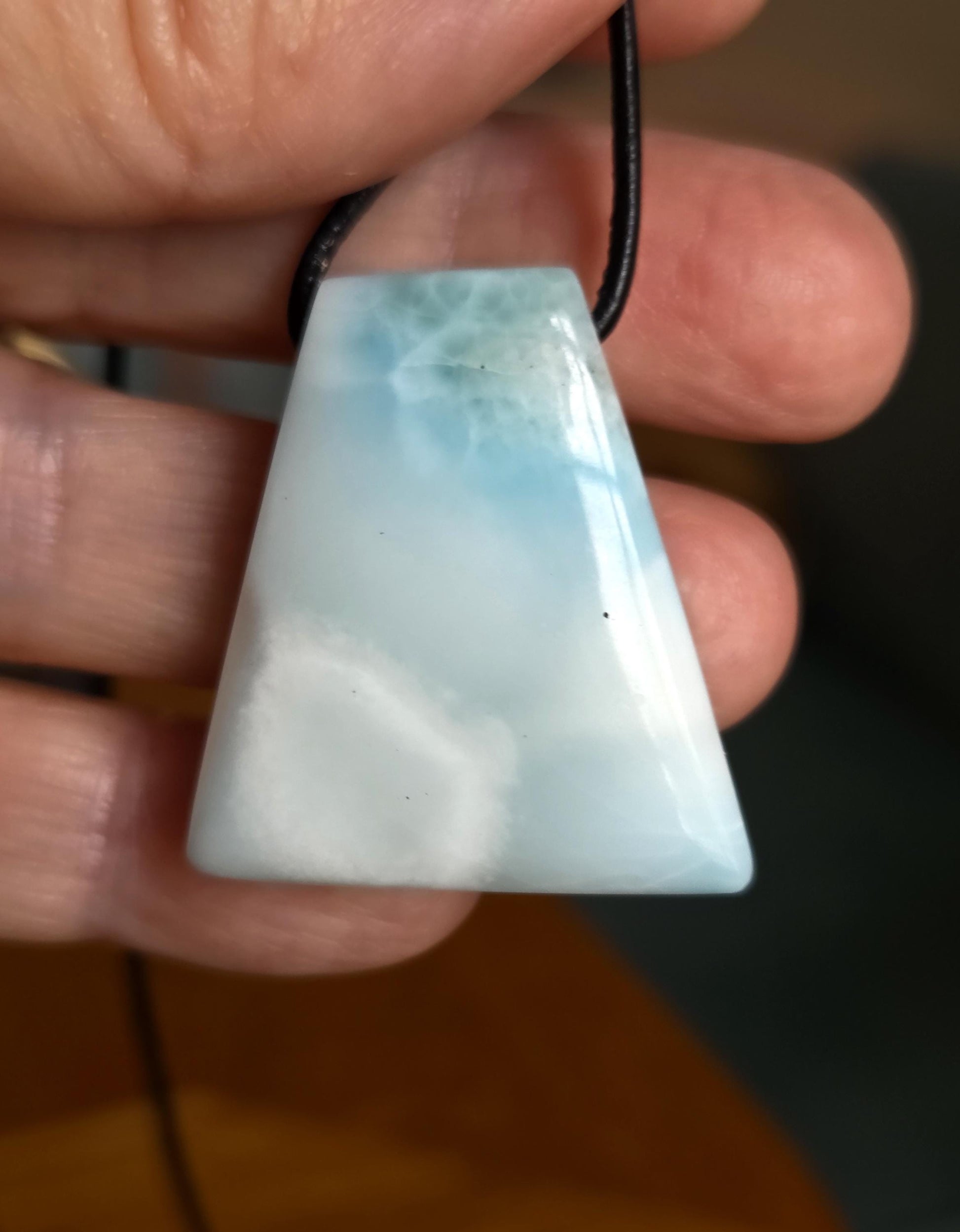 Großer Larimar Anhänger, Atlantis Stein, 33 x 30 x 10 mm, gebohrt, Larimar gebohrt, an verstellbarem Lederband