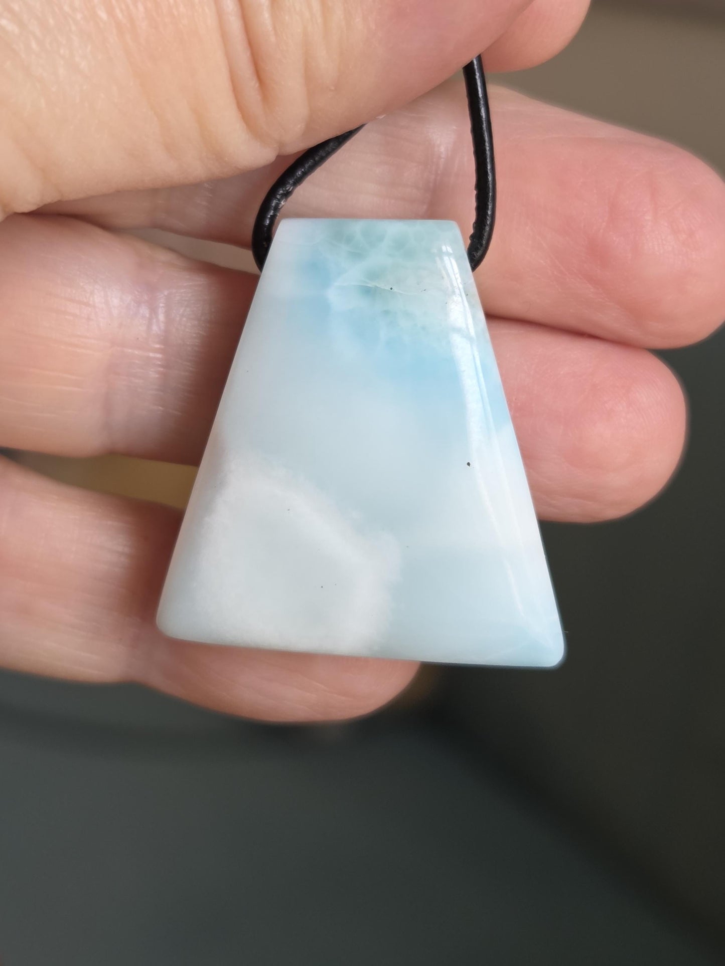 Großer Larimar Anhänger, Atlantis Stein, 33 x 30 x 10 mm, gebohrt, Larimar gebohrt, an verstellbarem Lederband