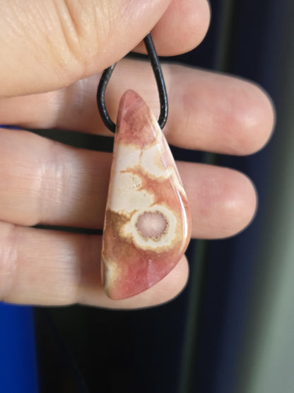 Entzückender Rhodochrosit Anhänger, 40 x 17 x 8 mm, gebohrt, an verstellbarem Lederband