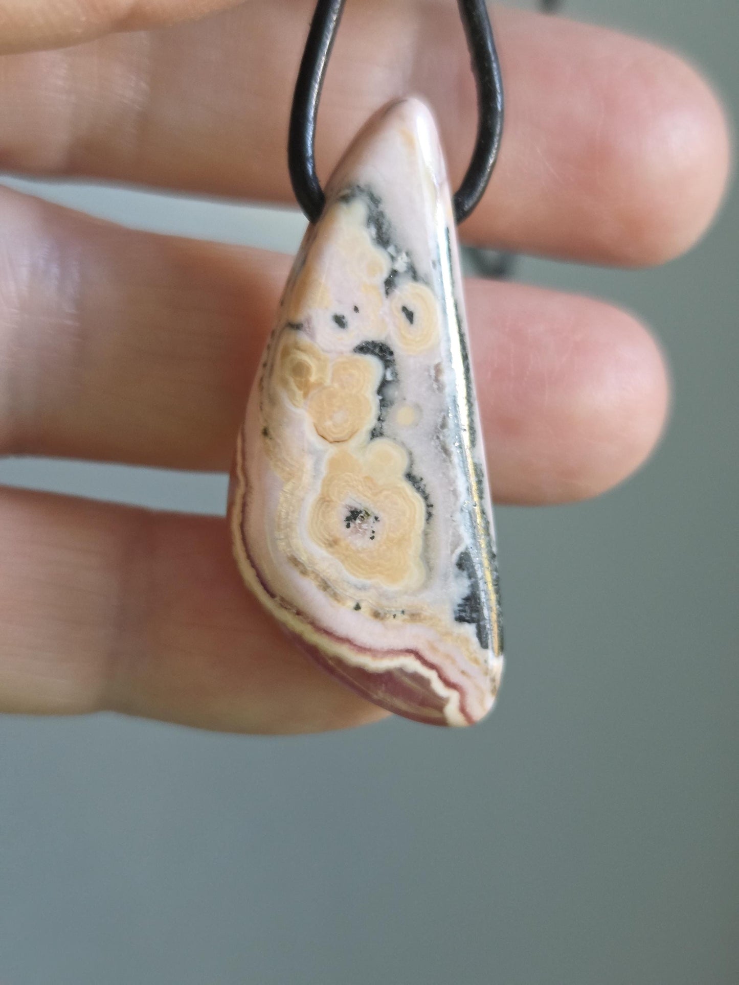 Entzückender Rhodochrosit Anhänger, 40 x 17 x 8 mm, gebohrt, an verstellbarem Lederband