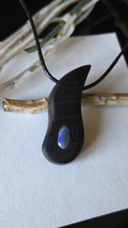 Ebenholz mit Boulder Opal, Opal Holz Anhänger, 41 x 12 x 8 mm, gebohrt, an verstellbarem Lederband